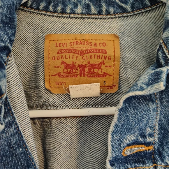 VINTAGE Levi's Classic Blue Denim Jacket Sz. S Womens - Picture 2 of 4